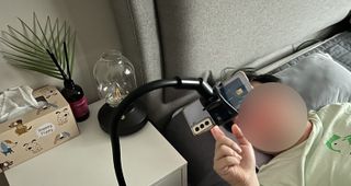 맥스퍼 단단한 집게형 침대 휴대폰 자바라 거치대 — 5점을 준 리뷰어가 2021년 12월 올린 사용 사진