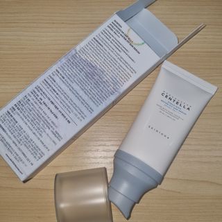 [스킨1004] 마다가스카르 센텔라 히알루-시카 워터핏 선세럼 50ml — 4점을 준 리뷰어가 2024년 5월 올린 사용 사진