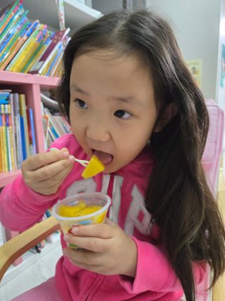 돌 MF[Dole] 파인애플컵/망고컵/복숭아컵 198g 6입X1박스 (맛 1가지 랜덤 발송) — 5점을 준 리뷰어가 2024년 10월 올린 사용 사진