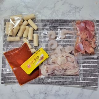 화끈한녀석들 새오똥400g 새우,오징어,똥집 볶음요리 소스,밀떡, 참기름 포함 — 5점을 준 리뷰어가 2022년 11월 올린 사용 사진
