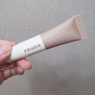 [후르디아] 올리브영 착한보습 비건 립버터 2종 — 5점을 준 리뷰어가 2021년 12월 올린 사용 사진