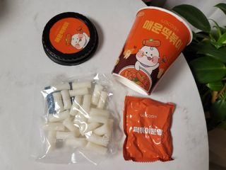 유비쿡 컵떡볶이 매운컵떡볶이2개/ 짜장컵떡볶이 2개  총 4개세트 — 5점을 준 리뷰어가 2021년 6월 올린 사용 사진
