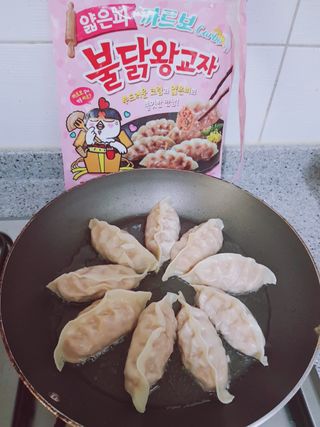 삼양냉동 [삼양] 얇은피불닭왕교자+얇은피까르보불닭왕교자 총4팩 — 5점을 준 리뷰어가 2021년 2월 올린 사용 사진