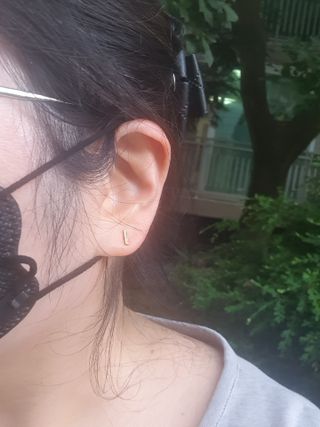 [골드앤디어]14k 미니 스틱 바 귀걸이_3color — 5점을 준 리뷰어가 2021년 6월 올린 사용 사진