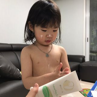 mom e 맘이 내추럴 베이비 케어 크림+바디오일 — 5점을 준 리뷰어가 2021년 1월 올린 사용 사진