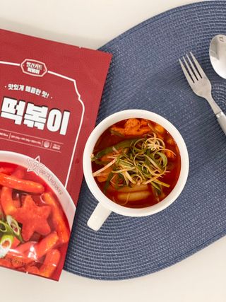 빨간키트 떡볶이 밀키트 2~3인분 매운맛 국물 떡볶이 만들기 쉬운 황금 레시피 분말 소스로 간편한 요리 — 5점을 준 리뷰어가 2021년 8월 올린 사용 사진