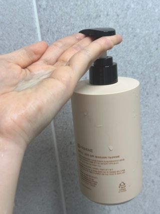 프리마인 더이상 뻣뻣하고 효과없는 탈모샴푸는 NO. 근본부터 케어하는 셀베이스 그린티샴푸(500ml) — 5점을 준 리뷰어가 2023년 2월 올린 사용 사진