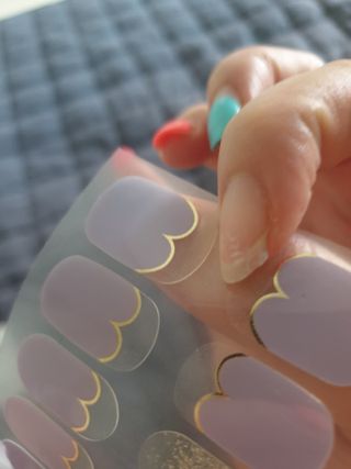[네일가게] 햇빛에 닿으면 색이 변하는 신기한 햇살 반전 네일스티커 — 5점을 준 리뷰어가 2021년 8월 올린 사용 사진