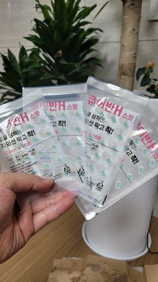 [큐어반H 스팟] 자외선 99프로 차단되는 스틱타입 스팟밴드(1팩 / 66매입) — 5점을 준 리뷰어가 2022년 11월 올린 사용 사진