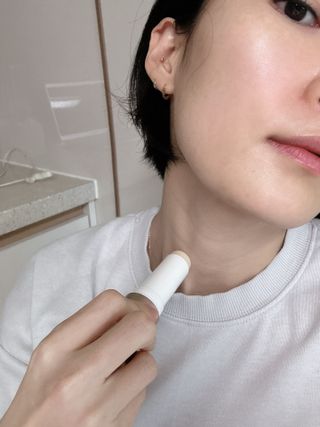 [사가수] 민감피부를 위한 진정 항산화 안티에이징, 더사가오브수 효혜윤 보태니컬 에너지 아이포올 스틱 — 5점을 준 리뷰어가 2023년 2월 올린 사용 사진