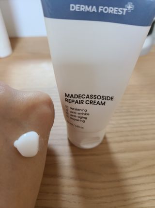 더마포레스트 마데카소사이드 리페어 크림,  모이스처라이징 아쿠아크림 — 5점을 준 리뷰어가 2021년 8월 올린 사용 사진