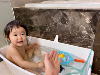 mom e 맘이 내추럴 베이비 케어 샴푸앤바스+로션 — 4점을 준 리뷰어가 2021년 1월 올린 사용 사진
