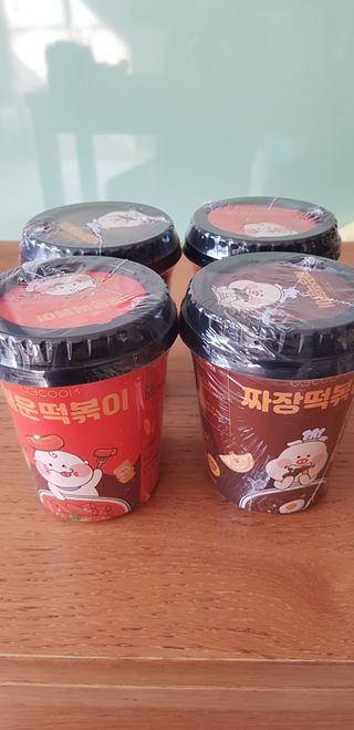 유비쿡 컵떡볶이 매운컵떡볶이2개/ 짜장컵떡볶이 2개  총 4개세트 — 4점을 준 리뷰어가 2021년 2월 올린 사용 사진