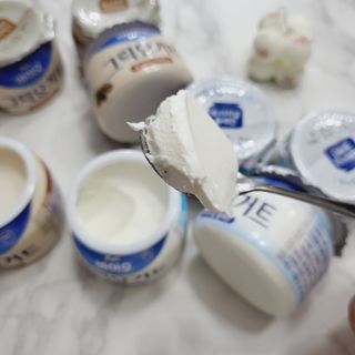 매일바이오 그릭요거트 오리지널 플레인 4개, 로스터리 커피믹스 4개 — 5점을 준 리뷰어가 2021년 12월 올린 사용 사진