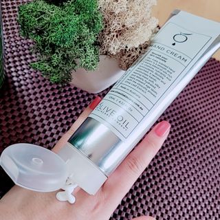 올리브 오일 스킨케어 컴퍼니 [OOSC] 보송보송한 내추럴리 너리시드 핸드크림 125ml — 3점을 준 리뷰어가 2021년 4월 올린 사용 사진