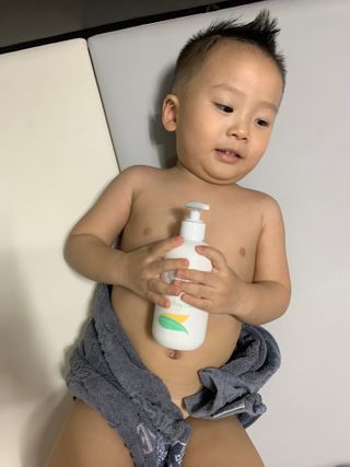 mom e 맘이 내추럴 베이비 케어 샴푸앤바스+로션 — 5점을 준 리뷰어가 2021년 1월 올린 사용 사진