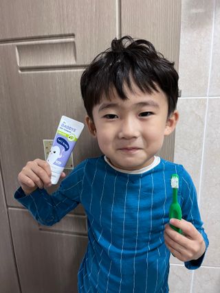 닥터데디스 안심저불소 키즈치약 (라즈베리, 청포도향 중 택 1) 60g +  여행용 미니 치약 15g — 5점을 준 리뷰어가 2022년 11월 올린 사용 사진