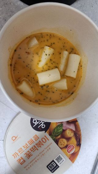 나우  [요리궁리] B타입 ( 매콤, 치즈, 매콤까르보 ) 꽃떡볶이 6개입 세트 — 4.5점을 준 리뷰어가 2025년 3월 올린 사용 사진