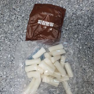 유비쿡 컵떡볶이 매운컵떡볶이2개/ 짜장컵떡볶이 2개  총 4개세트 — 5점을 준 리뷰어가 2021년 6월 올린 사용 사진
