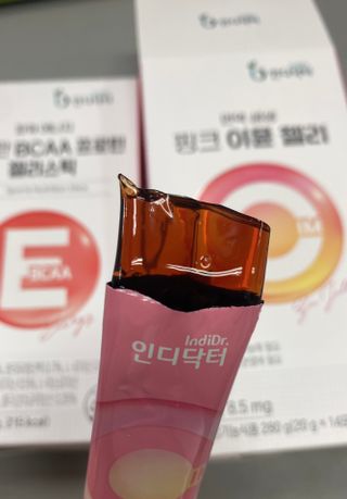 인디닥터 면역 생생 핑크 이뮨 젤리 + 타이탄 BCAA 프로틴 젤리스틱 — 4점을 준 리뷰어가 2022년 5월 올린 사용 사진