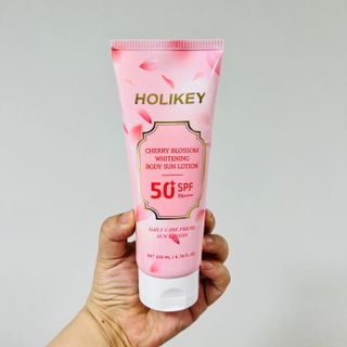 홀리키 체리 블러썸 화이트닝 바디 선 로션 — 5점을 준 리뷰어가 2023년 7월 올린 사용 사진