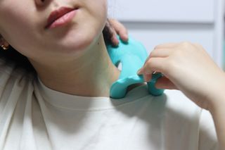 힐니스북 [힐마이넥]   거북목 통증완화를 위한 휴대용 목 안마기 — 4.5점을 준 리뷰어가 2022년 12월 올린 사용 사진