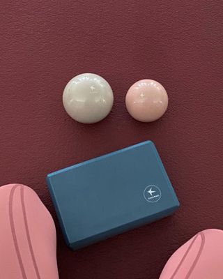 [트라택] 홈 필라테스 SET [미니짐볼+웨이트볼(0.5kg&1kg+요가블럭] — 5점을 준 리뷰어가 2022년 7월 올린 사용 사진