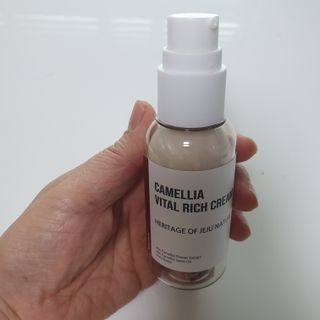 제주인디 카멜리아 바이탈 리치크림 (이너보틀 에디션) — 5점을 준 리뷰어가 2023년 4월 올린 사용 사진