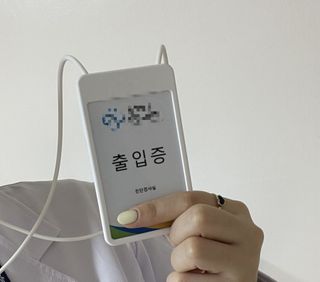 플러스엑스 오브젝트 [아이디프레임2.0] 플러스엑스 사원증 케이스 카드홀더 목걸이 릴홀더 디자인 출입증 명찰 — 3.5점을 준 리뷰어가 2022년 4월 올린 사용 사진