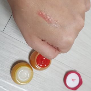 [후르디아] 올리브영 꿀과즙 립밤 2종 (블루베리/석류) — 5점을 준 리뷰어가 2022년 12월 올린 사용 사진