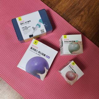 [트라택] 홈 필라테스 SET [미니짐볼+웨이트볼(0.5kg&1kg+요가블럭] — 5점을 준 리뷰어가 2022년 8월 올린 사용 사진