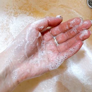 프리마인 메이크업과 들뜨는 각질까지 한방에 깐달걀로! 순하기까지한 셀베이스 그린티클렌저(200ml) — 5점을 준 리뷰어가 2023년 2월 올린 사용 사진