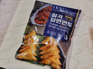 (주)성경순만두 곤약만두.콘치즈만두,삼각당면만두,당면 야끼만두,대구전통 납작만두,떡뽁이 매콤소스,달콤소스 — 5점을 준 리뷰어가 2023년 4월 올린 사용 사진