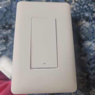 아카라 조명 스위치를 누워서 끄는 방법 (스마트 조명 스위치 2구 + 무선 리모트 스위치 1구 T1, 스마트 허브 E1) — 5점을 준 리뷰어가 2021년 12월 올린 사용 사진