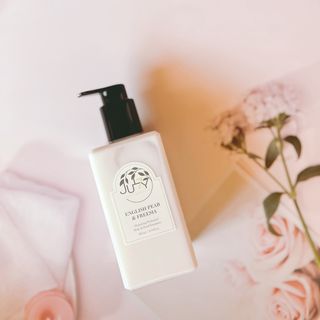 줄라이 모닝 _ JULY MORNING 줄라이모닝 하이드레이팅 퍼퓸드 바디앤핸드 에멀젼 — 4점을 준 리뷰어가 2021년 10월 올린 사용 사진