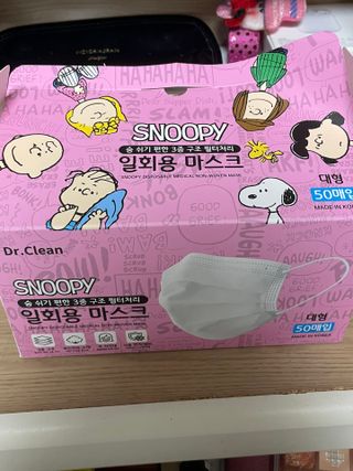 JHWORLD 스누피 마스크 정품 스누피 닥터클린 국내 아동용 성인용 3중 MB필터 일회용 덴탈마스크 50매 — 2.5점을 준 리뷰어가 2021년 9월 올린 사용 사진