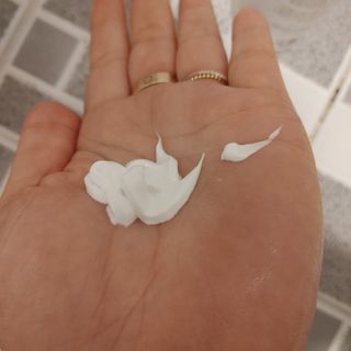 [엠메이데이] 샤워인샤워 화이트 바디 톤업크림 300g — 5점을 준 리뷰어가 2021년 12월 올린 사용 사진