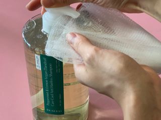 닥터시드 페퍼민트 앤 레몬 비건 비듬케어 쿨 탈모 샴푸 (1000ml) — 5점을 준 리뷰어가 2023년 8월 올린 사용 사진