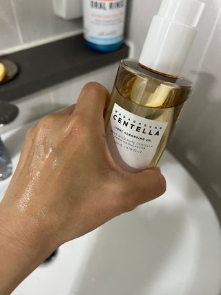 스킨1004 [SKIN1004] 마다가스카르 센텔라 라이트 클렌징 오일 200ml — 5점을 준 리뷰어가 2024년 7월 올린 사용 사진