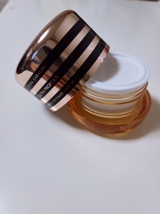 자민경 크레마카라콜 울트라 프로폴리스 하이드라 인텐스 크림 50ml — 5점을 준 리뷰어가 2021년 1월 올린 사용 사진