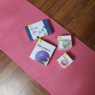 [트라택] 홈 필라테스 SET [미니짐볼+웨이트볼(0.5kg&1kg+요가블럭] — 5점을 준 리뷰어가 2022년 8월 올린 사용 사진