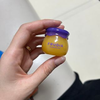 틱톡 [후르디아] 튼입술해결템 올리브영 블루베리 하이드레이팅 허니 립밤 — 5점을 준 리뷰어가 2023년 10월 올린 사용 사진