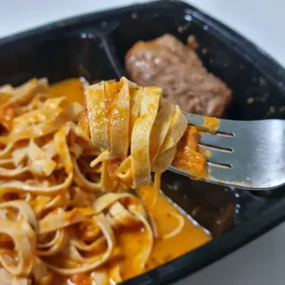 직탁 식단관리 3종 도시락 (두부 라자냐 라구빠에야, 두부로제 미트볼파스타, 닭탕수 직화 짜장 두부면) — 5점을 준 리뷰어가 2022년 6월 올린 사용 사진