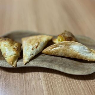 (주)성경순만두 곤약만두.콘치즈만두,삼각당면만두,당면 야끼만두,대구전통 납작만두,떡뽁이 매콤소스,달콤소스 — 5점을 준 리뷰어가 2023년 4월 올린 사용 사진