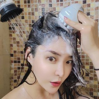 MOAMANEMUNAH 모아만에무나 플러스 두피 탈모 완화 기능성 샴푸 + 브러쉬 2종 세트 — 5점을 준 리뷰어가 2021년 10월 올린 사용 사진