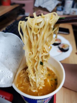 NISSIN 닛신 컵누들  4종 - 씨푸드오리지날, 씨푸드 스파이시, 씨푸드 커리, 씨푸드 XO소스 — 5점을 준 리뷰어가 2021년 12월 올린 사용 사진