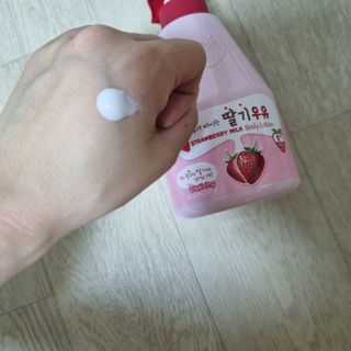 [과일나라] 피부가 마시는 딸기우유 바디클렌저&바디로션 — 4점을 준 리뷰어가 2022년 2월 올린 사용 사진