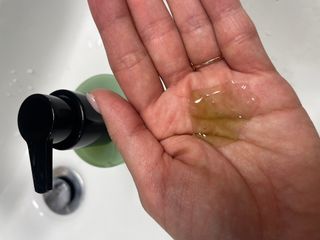프리마인 메이크업과 들뜨는 각질까지 한방에 깐달걀로! 순하기까지한 셀베이스 그린티클렌저(200ml) — 4.5점을 준 리뷰어가 2023년 5월 올린 사용 사진