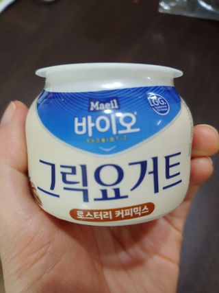 매일바이오 그릭요거트 오리지널 플레인 4개, 로스터리 커피믹스 4개 — 4점을 준 리뷰어가 2021년 12월 올린 사용 사진
