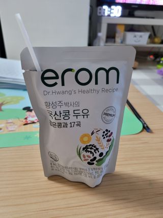 이롬 황성주 박사의 국산콩 두유 검은콩과 17곡 프리미엄 — 4점을 준 리뷰어가 2021년 5월 올린 사용 사진